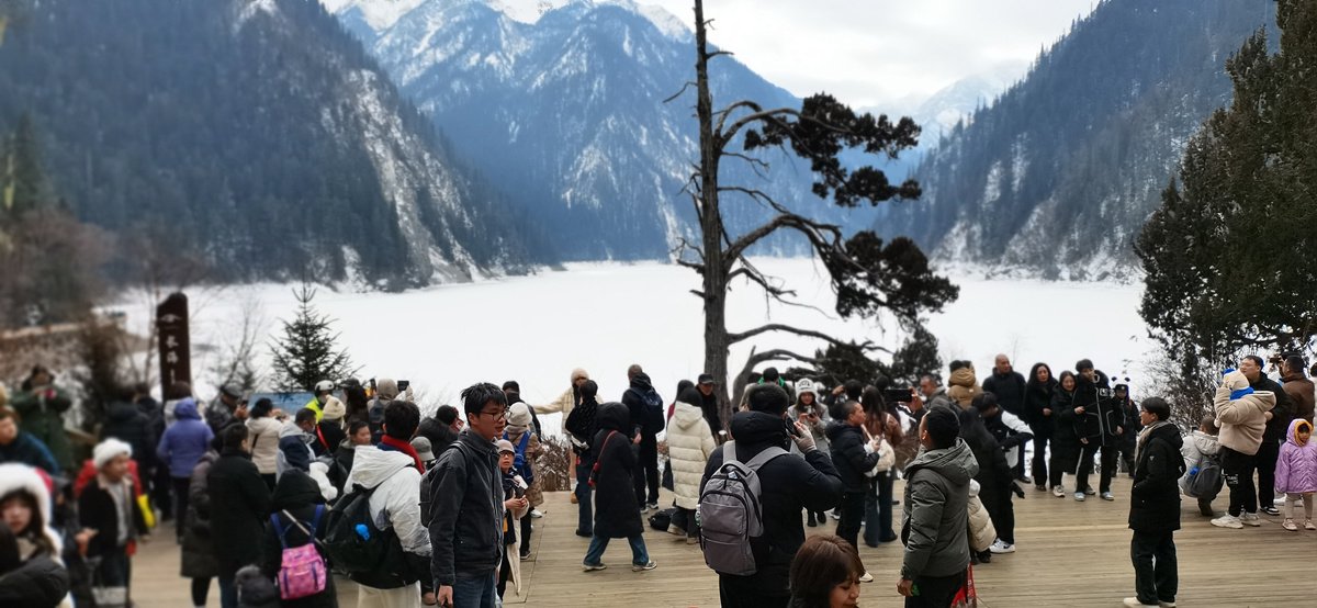 九寨沟景区游客络绎不绝