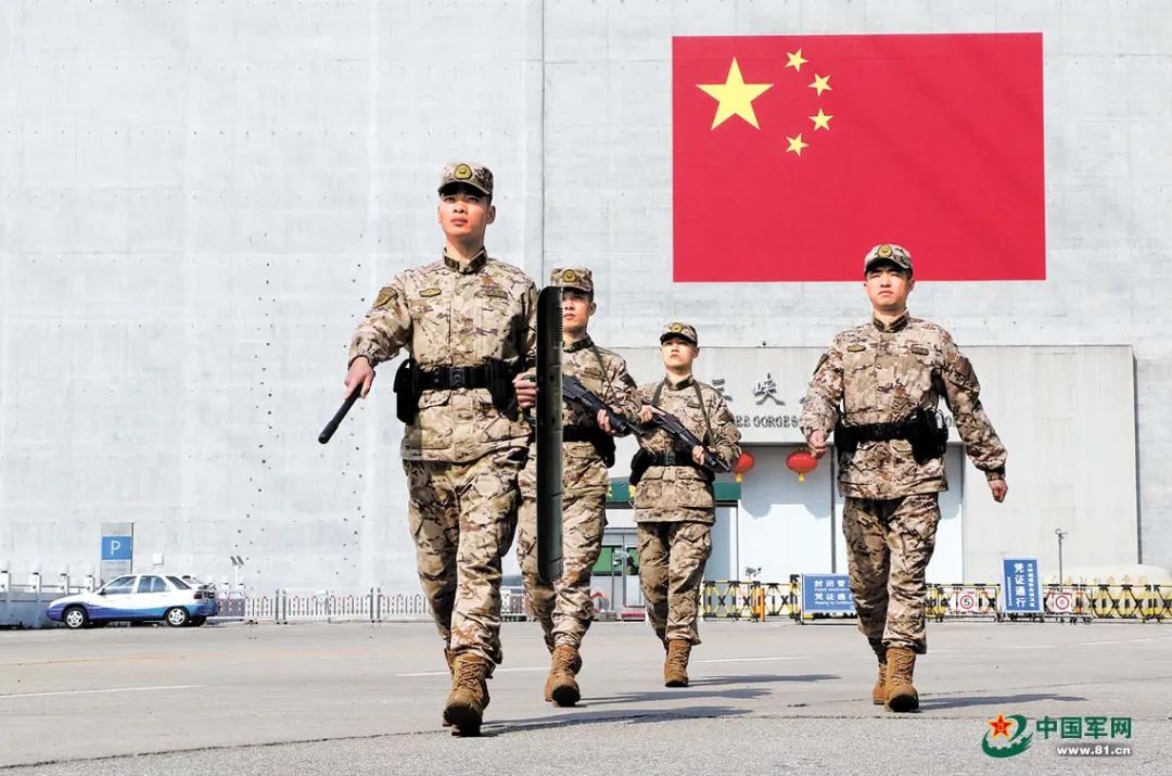 武警宜昌支队官兵在三峡大坝巡逻.谢定安 摄