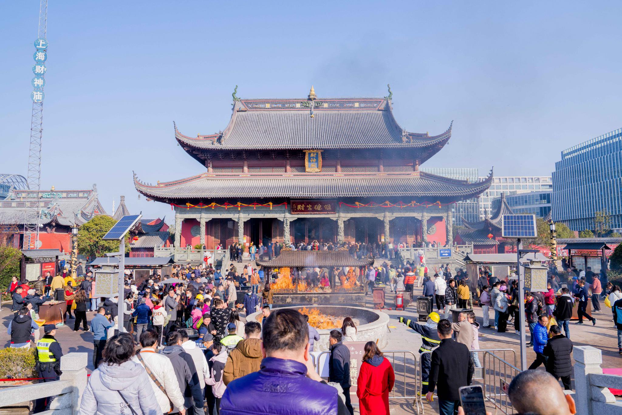 2月14日上午,市民在上海财神庙烧香祈福. 上海浦东警方 供图
