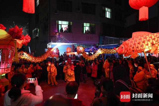 兰自涛)点燃松烟(摄影:兰自涛)2月13日晚,四川省内江市东兴区永兴镇