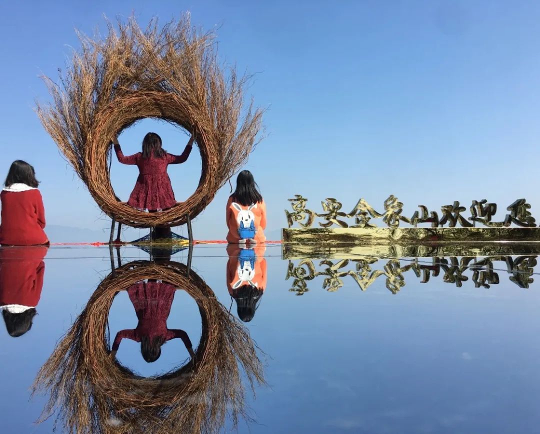 美得恍如隔世,清晰的倒影,蔚蓝的天空,洁白的云朵,纷纷在此凹造型拍照