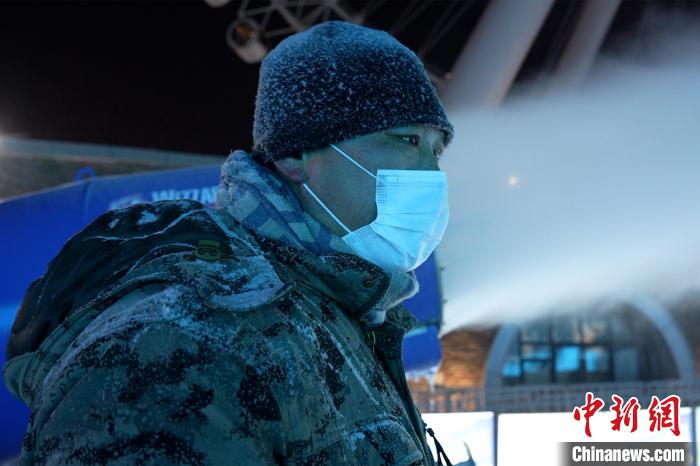 （新春走基层）跟访哈尔滨旅游“夜班岗”：宁愿挨冻也不舍冰雪消融