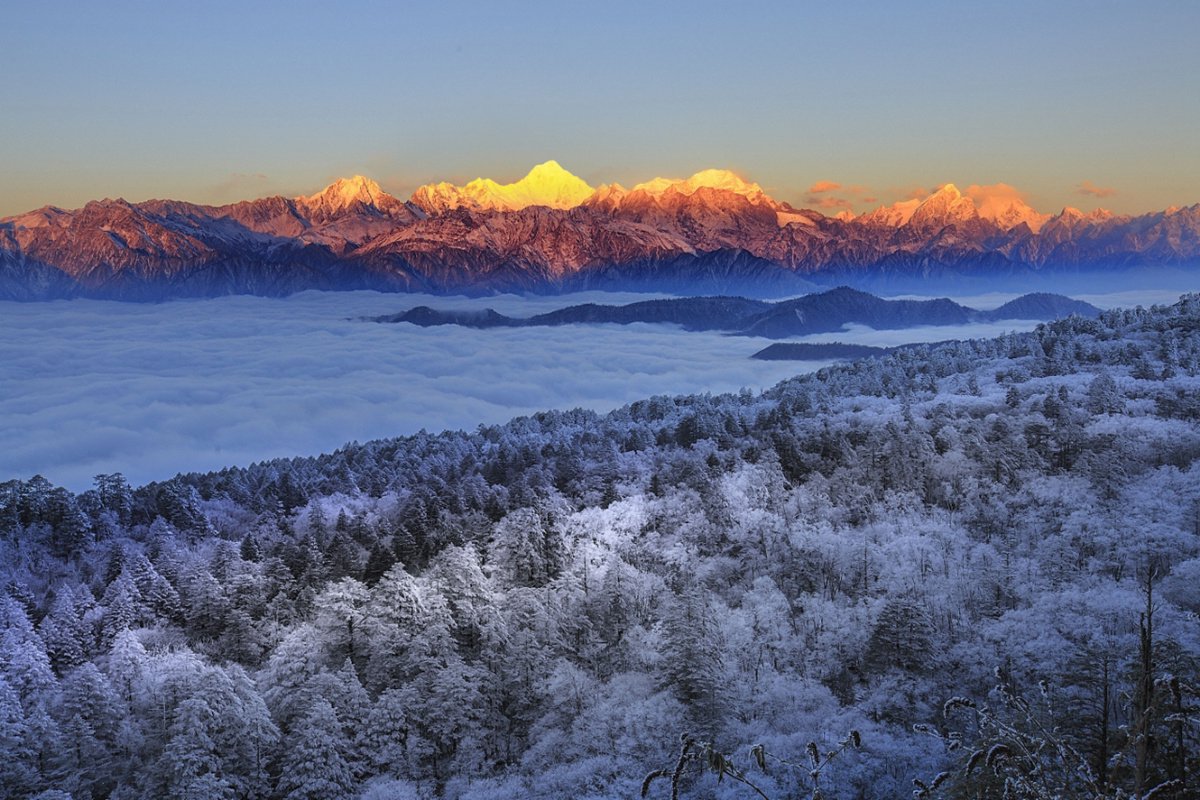 王岗坪景区眺望"日照金山"