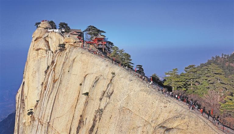 春节假期,每天有超2万人次的游客来西岳华山登山观景.