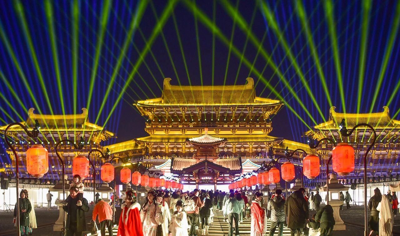 河南洛阳,隋唐洛阳城国家遗址公园灯火璀璨