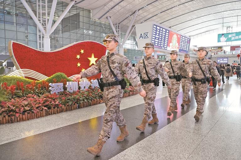 武警官兵在巡逻.