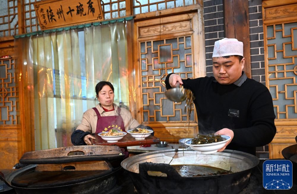 厨师在河南三门峡陕州地坑院制作传统美食陕州十碗席(2月12日摄).
