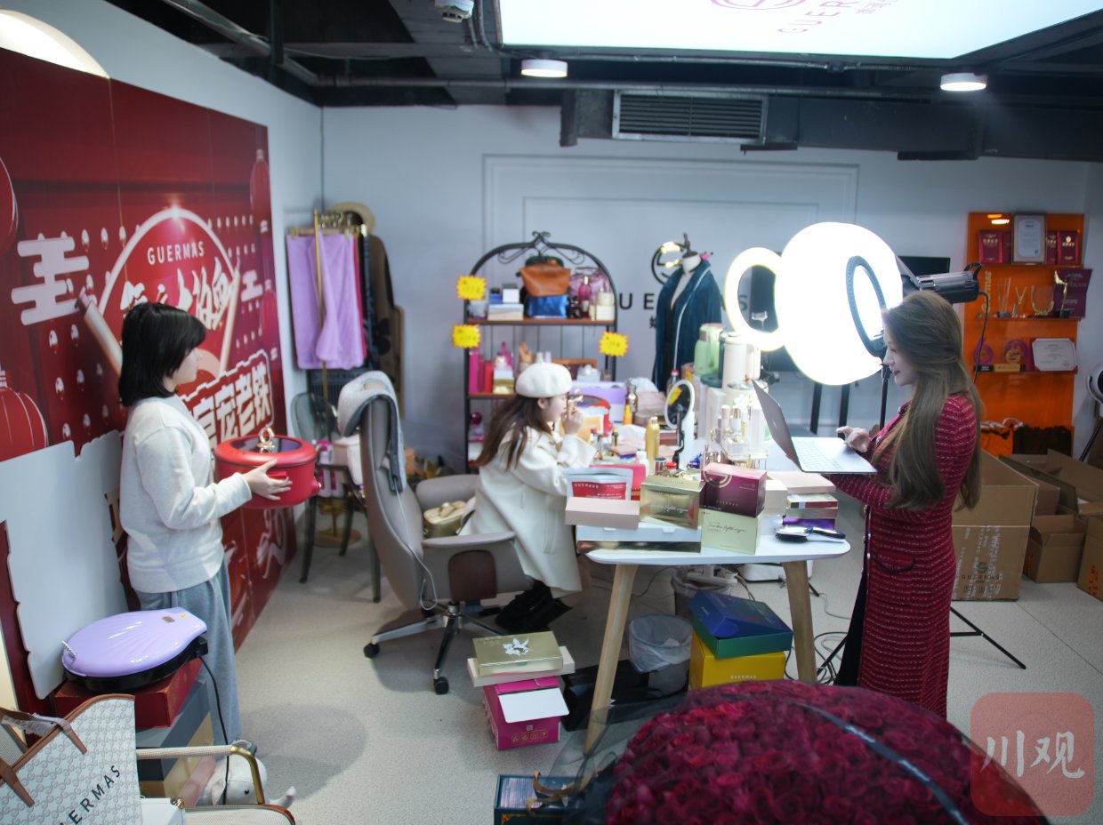 2月14日,青羊区一间美妆直播工作室内,主播开启了新年第一场直播,短短