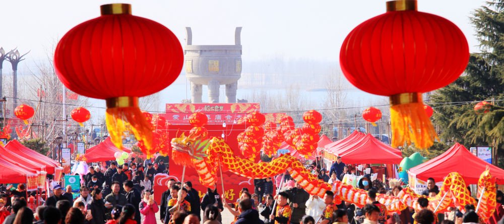 2月12日,民间艺人在山东省临沂市平邑县蒙山龟蒙景区新春庙会上表演