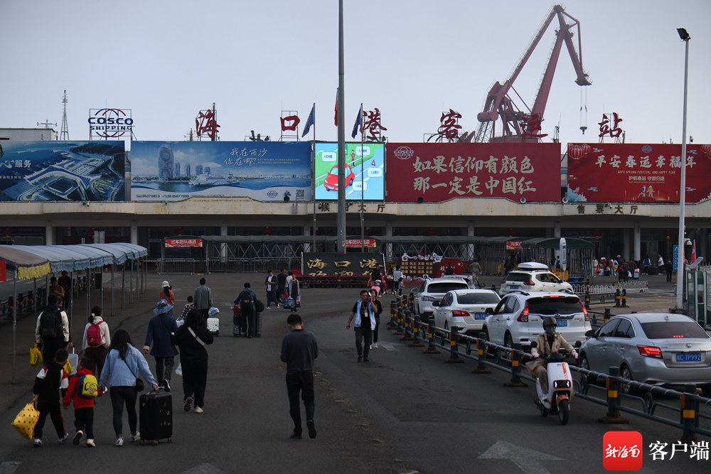 14日早上,秀英港,人车分流进码头.记者 陈卫东摄