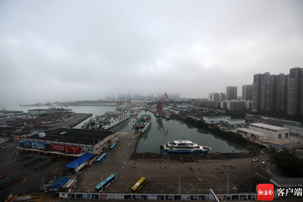 14日早上7点20分的秀英港码头.记者 陈卫东摄