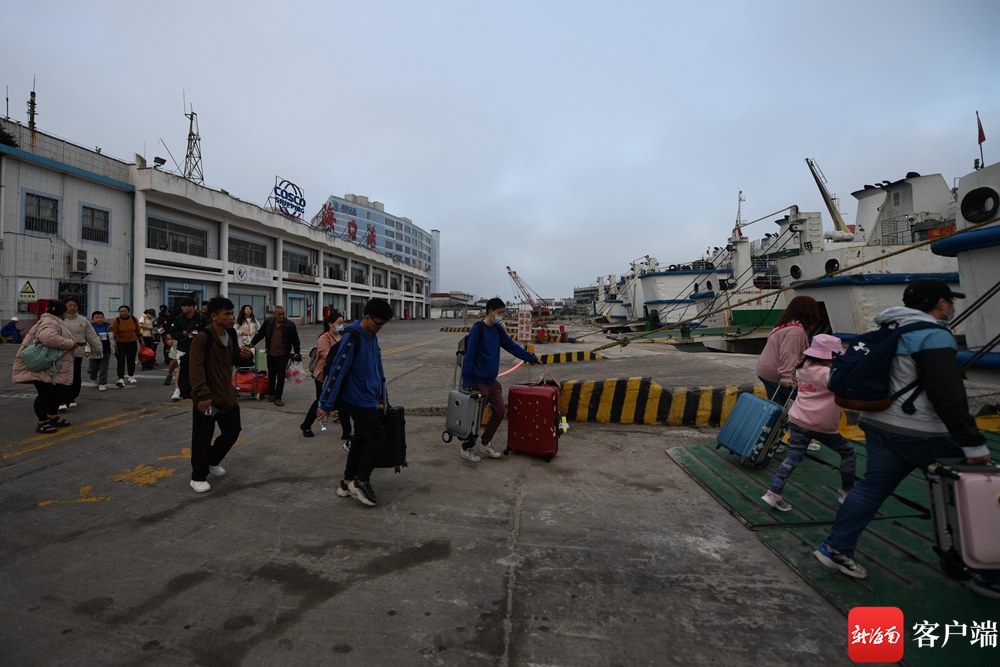 14日早上,秀英港,旅客有序登船.记者 陈卫东摄