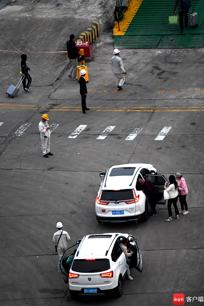 小车过海,上船前要人车分离.记者 陈卫东摄