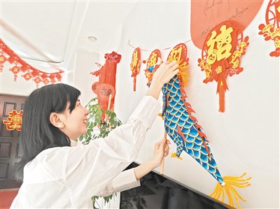 "大年初三,四年级小学生王祉衡收到舅妈亲手绘制的龙年贺卡和冰箱贴