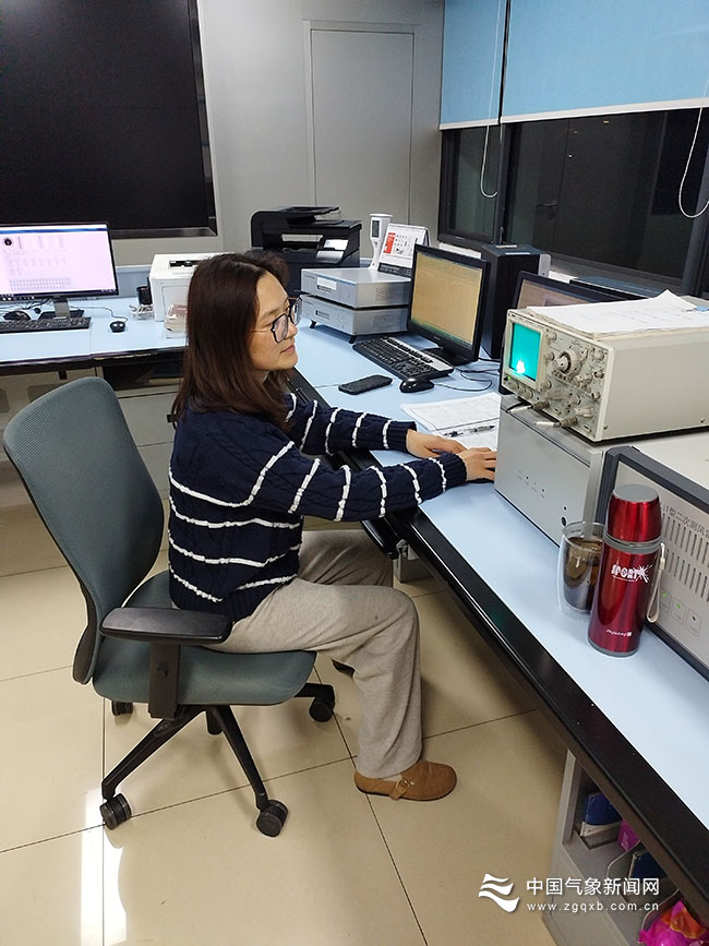 大年初一,杭州国家基准站工作人员正在检查实时气象监测数据.