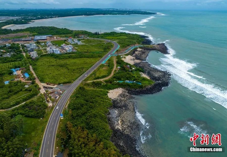 图为航拍海南环岛旅游公路儋州峨蔓镇段.骆云飞摄