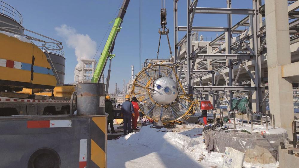 吉林石化炼油化工转型升级年产4万吨乙丙橡胶装置单体闪蒸塔T-5201吊装现场。 刘飞 摄