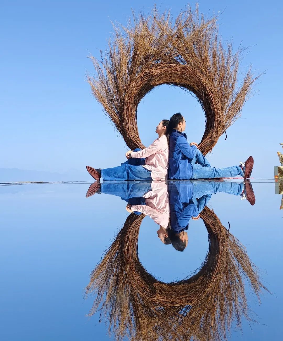 美得恍如隔世,清晰的倒影,蔚蓝的天空,洁白的云朵,纷纷在此凹造型拍照