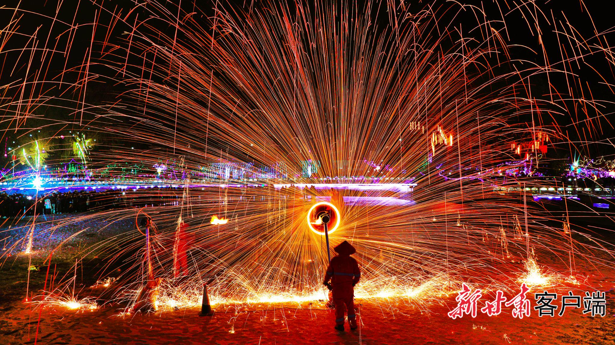 春节期间,临夏市东郊公园非遗打铁花表演吸引了众多市民游客驻足