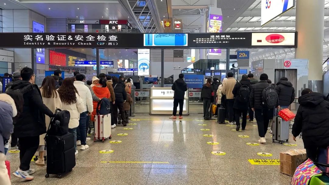 旅客在上海虹桥站进站.&nbsp; &nbsp; 王程伟&nbsp; 摄