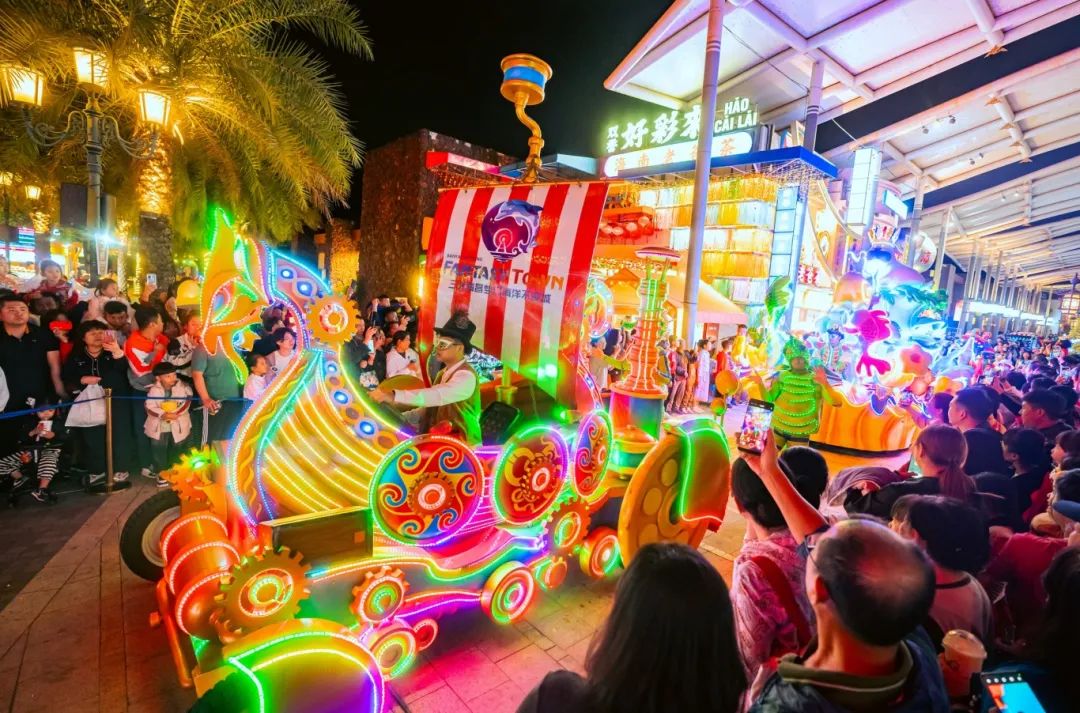 三亚海昌梦幻海洋不夜城举行梦幻夜光花车巡游.袁永东 摄