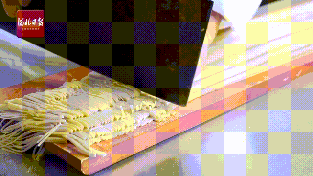 金丝杂面。河北日报通讯员胡兵摄　河北日报记者高原雪制作