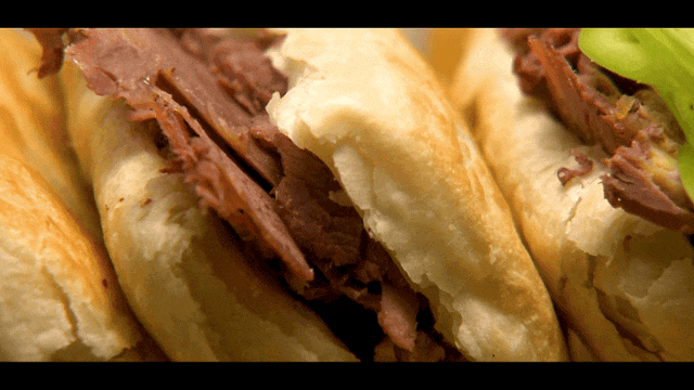 河间驴肉火烧。河北日报通讯员张健　张秀娟摄　河北日报记者许佳奇　王伟制作