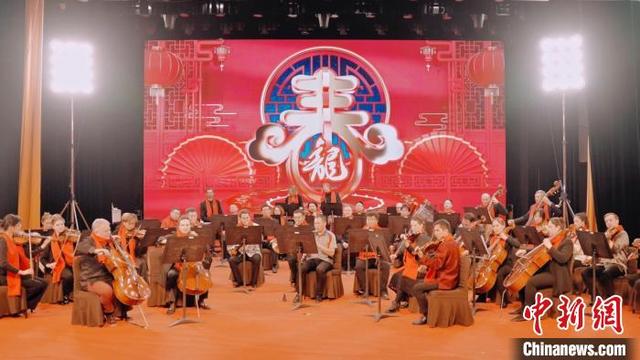 2月10日，多国音乐家演奏《齐奏中国年》。 钟欣 摄