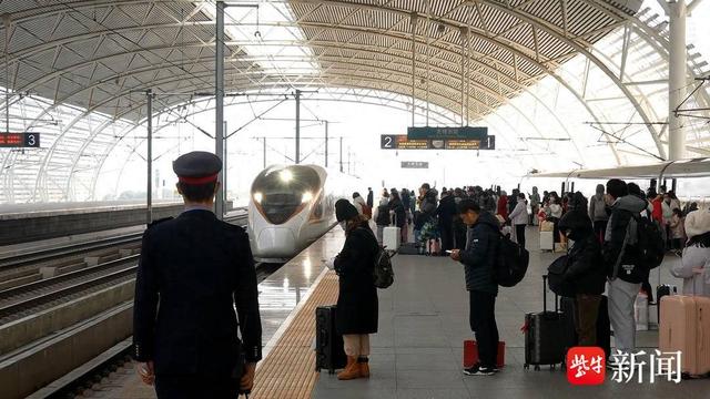 旅客在无锡东站站台等候上车. 张博伦 摄