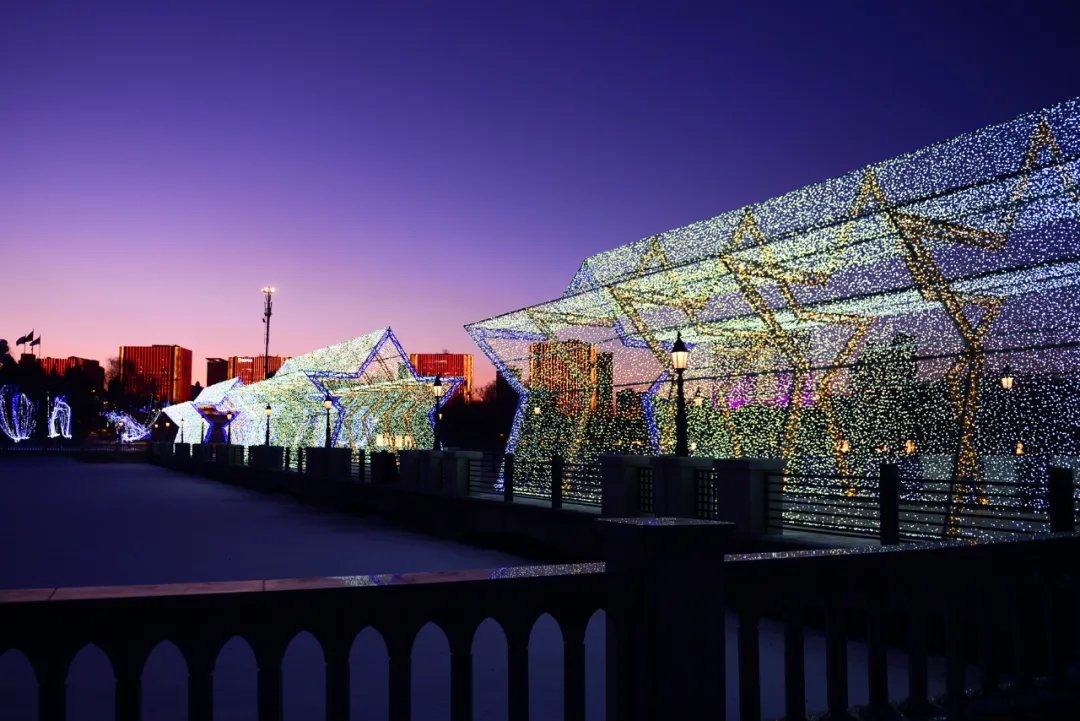 夜游长春世界雕塑园,还能看到如梦如幻的灯光秀,星光隧道,春天广场