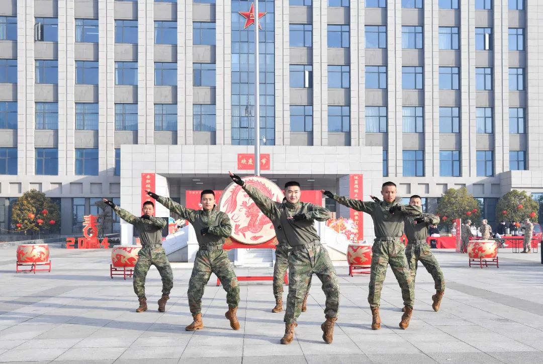龙年新春景⑤ | "龙"重登场!军营的春节氛围感拉满|__