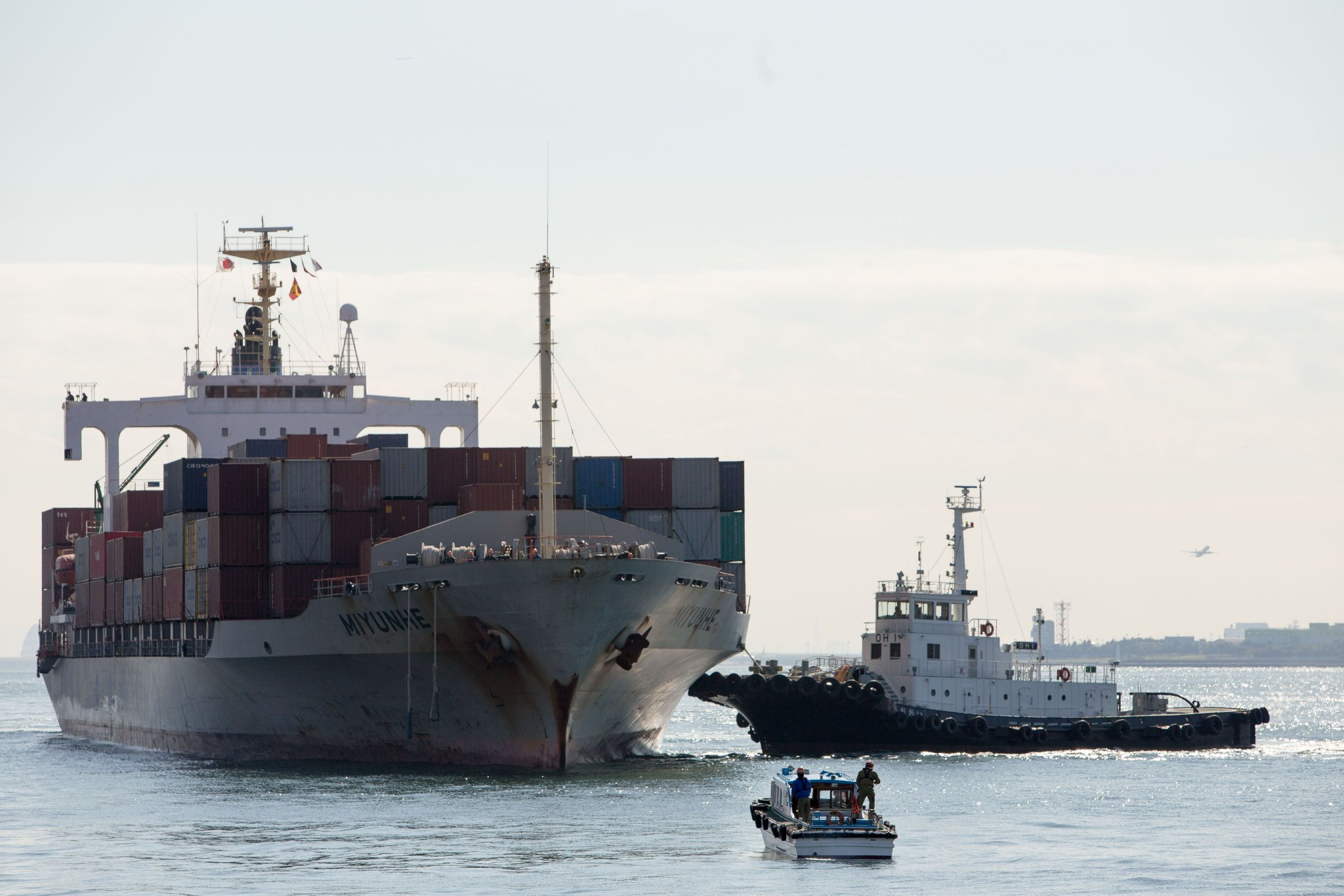 一艘集装箱船停驻在东京一港口货物码头区.(新华社资料图片)
