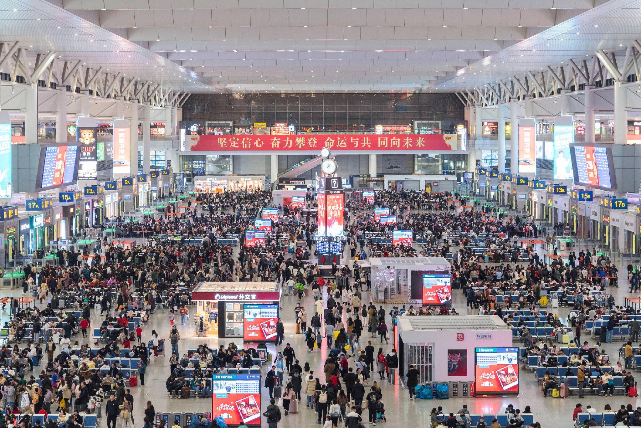 2024年2月14日,上海虹桥火车站春运返程客流量逐渐攀升.