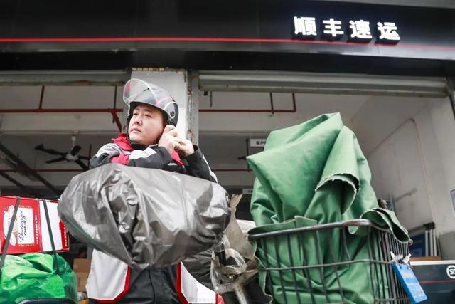 "顺丰小哥"不打烊"|快递_新浪