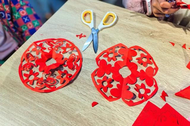 爱申活暖心春丨剪窗花,扭捧花……共享龙年浓浓乐趣