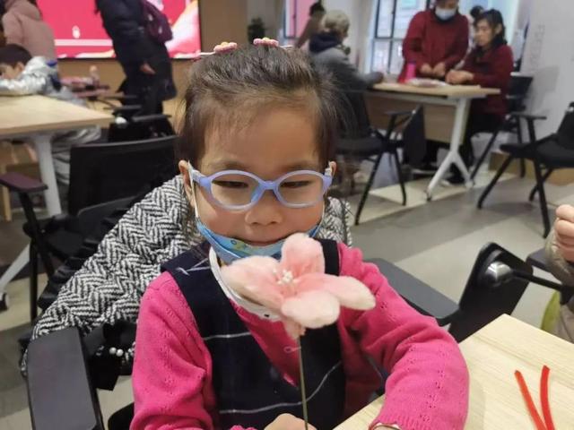 爱申活暖心春丨剪窗花,扭捧花……共享龙年浓浓乐趣