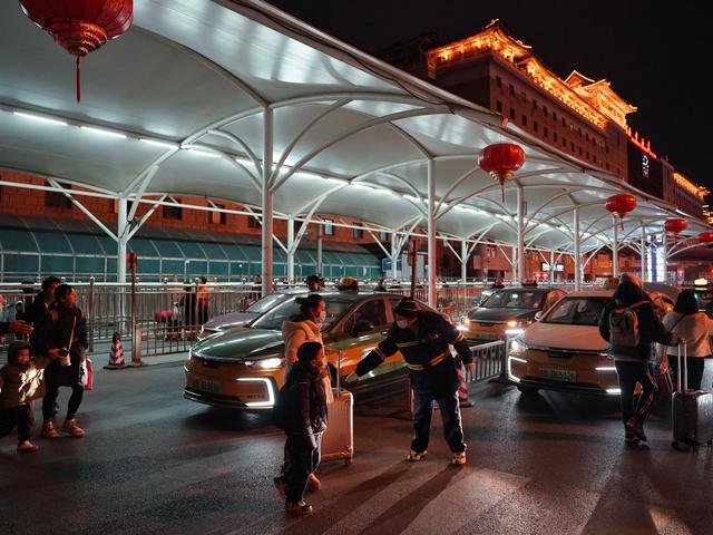 春运过半北京西站迎返程高峰,7号线上行方向今起运营至24点|旅客_新浪
