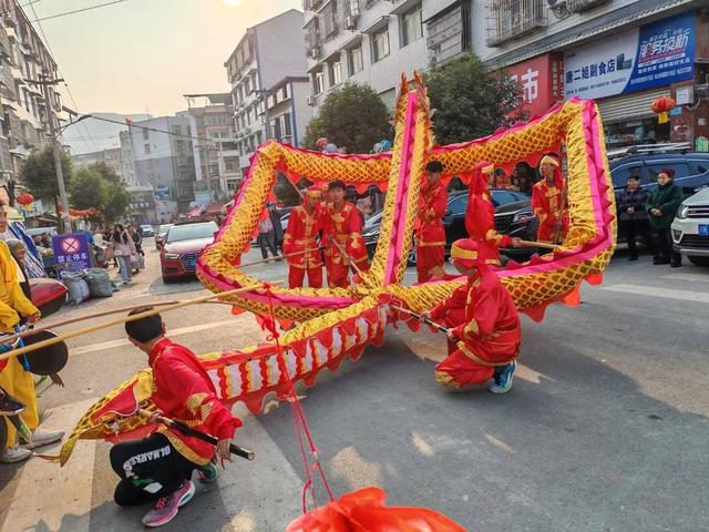 表演中國龍(受訪者供圖)