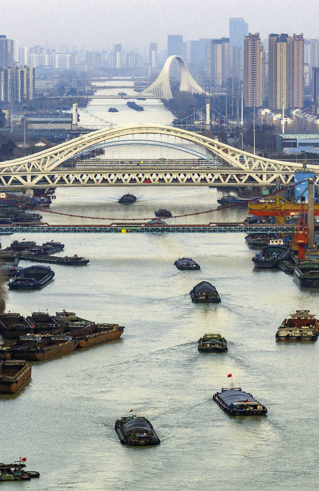 2月13日,在京杭大运河江苏淮安段的水面上,装运生产和生活物资的货运