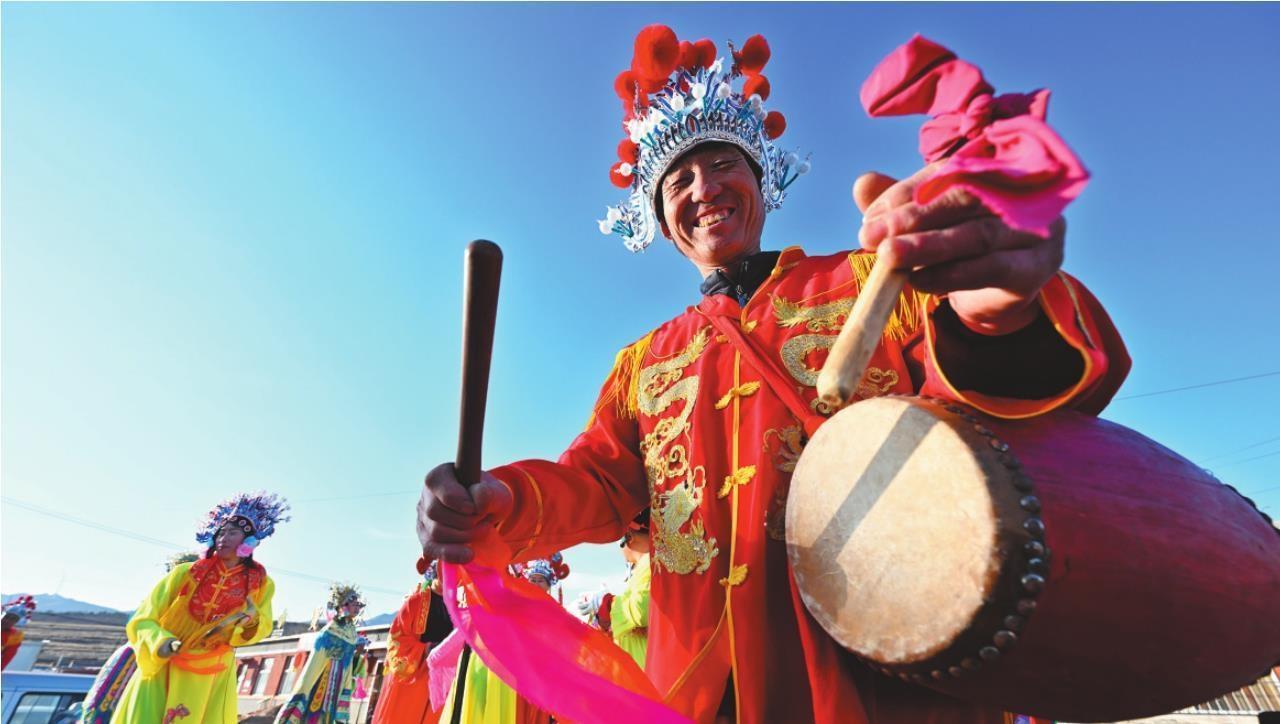 在朝阳市凤凰山景区,当地群众组织舞龙,舞狮,踩高跷等民俗表演,热热闹