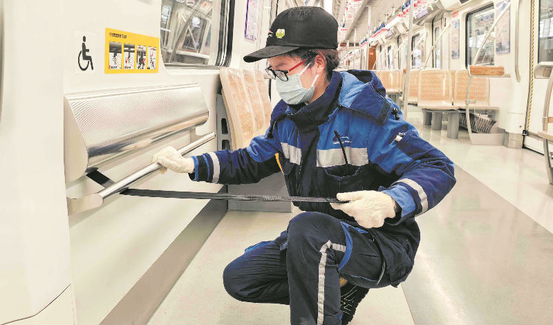 地铁工作人员日夜坚守 保障好每趟列车安全运行
