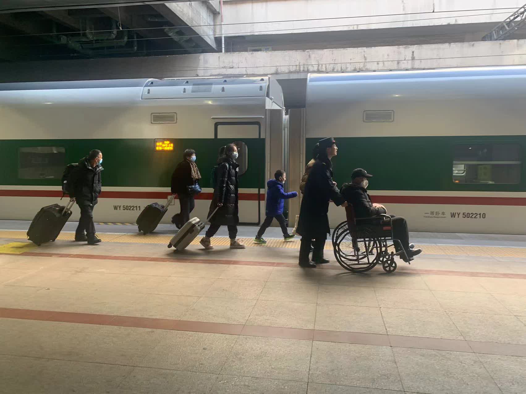 "眼尖的"036"客运员李欣冉发现陈女士带着一个大箱子,正准备乘坐扶梯