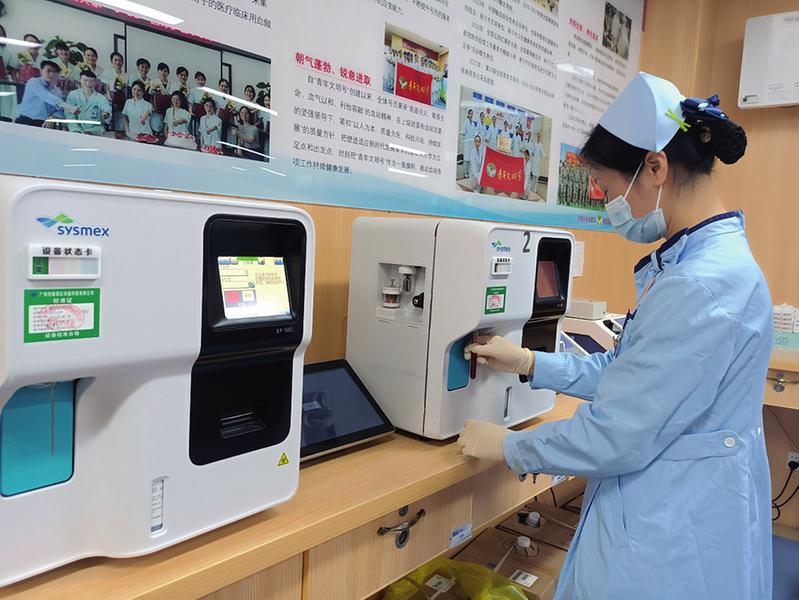 &nbsp;&nbsp;&nbsp;&nbsp;刘莉敏在做血常规检测&