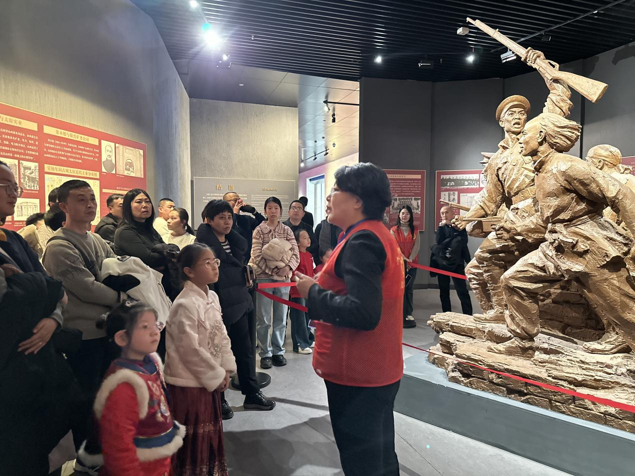 志愿者在博物馆进行志愿讲解