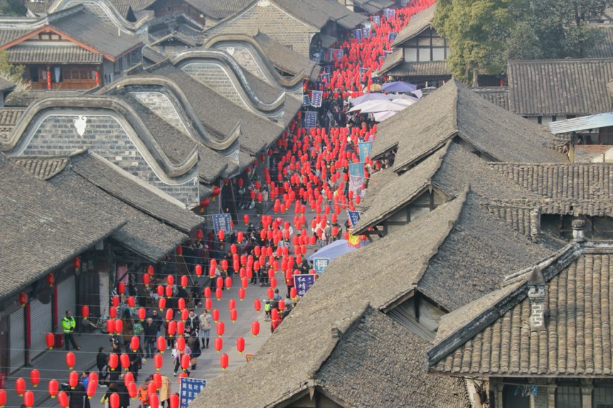 (元通古镇,红灯笼挂满了街道.图据崇州融媒)