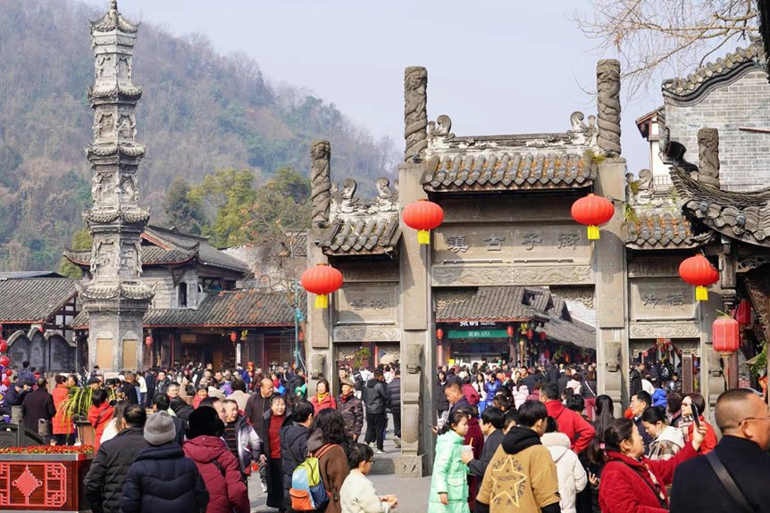 (街子古镇,游人如织.图据崇州融媒)