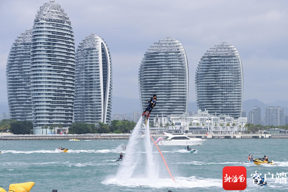 2月15日,海南三亚,人们在海上体验水上运动项目.记者 沙晓峰 摄