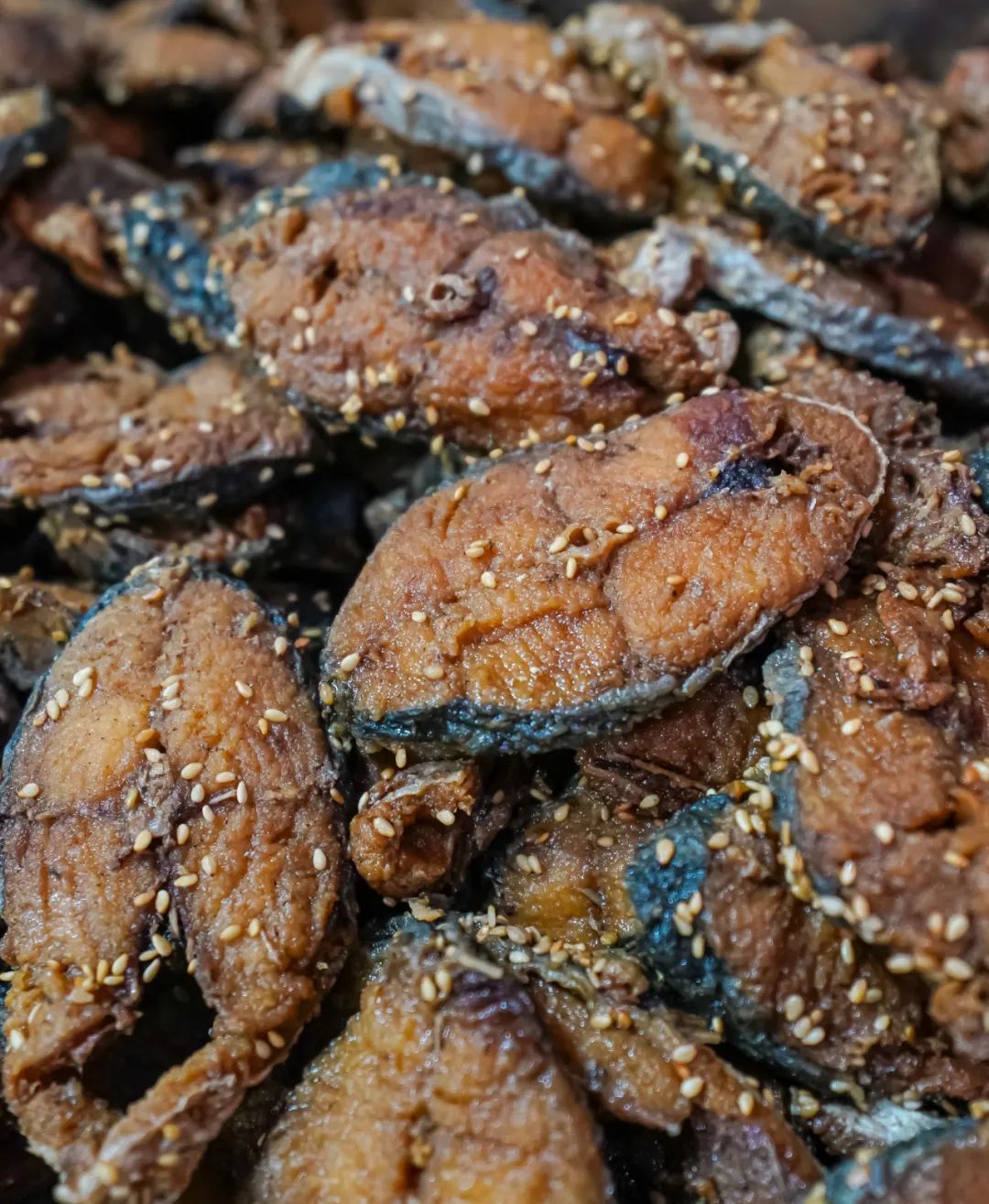 必不可少,冷碟里也必然会有几样肉菜,比如福山烧小鸡,大厨酱猪蹄等