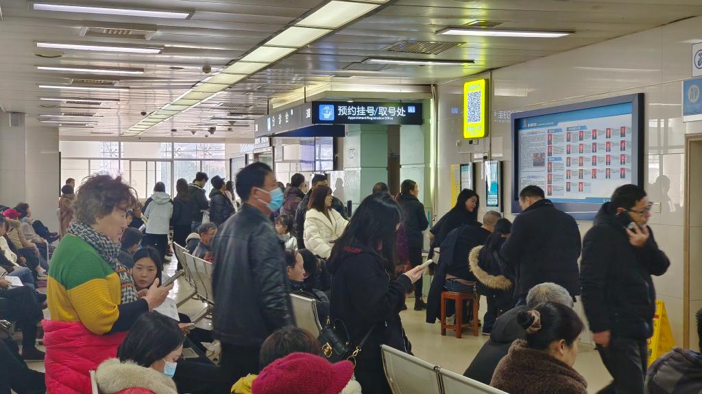 开诊首日,等待就医的市民们.西南医院供图