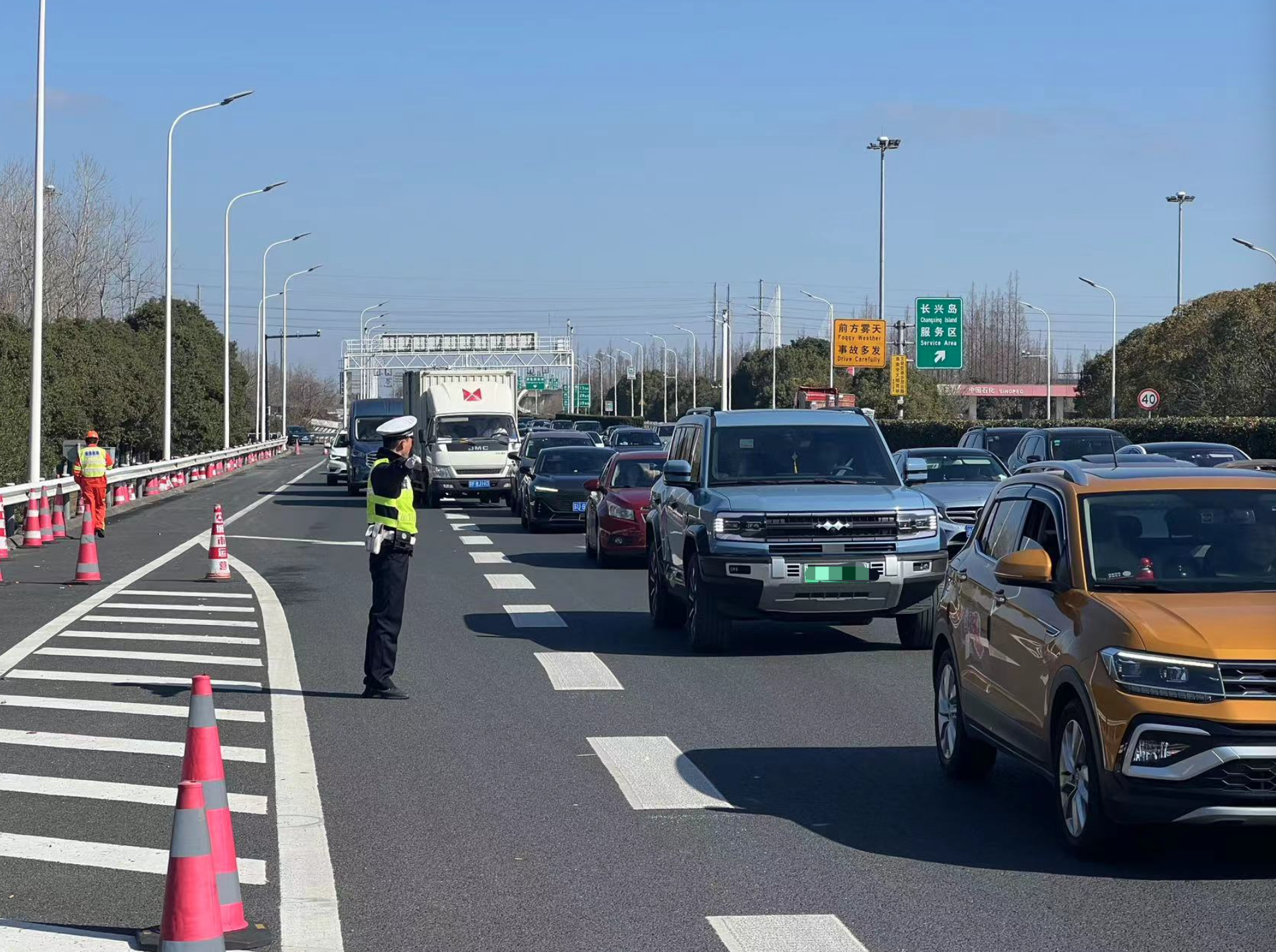g40沪陕高速,民警指挥交通. 上海崇明警方 图